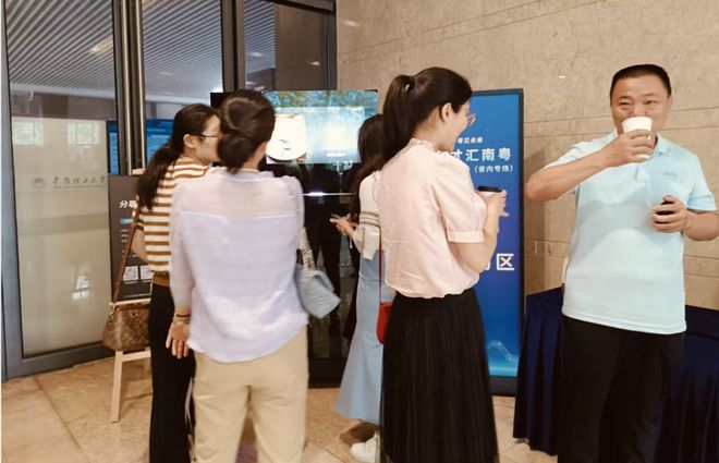 万英才汇南粤醇香咖啡赋能制造业人才盛会pg电子中国网站技诺无人咖啡机闪耀百(图1)