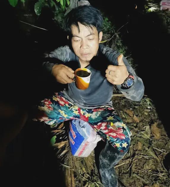 外谋生的建筑工人电子pg游戏海